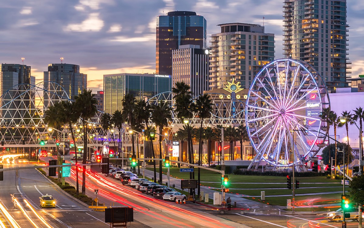 Long Beach ferris wheel at night